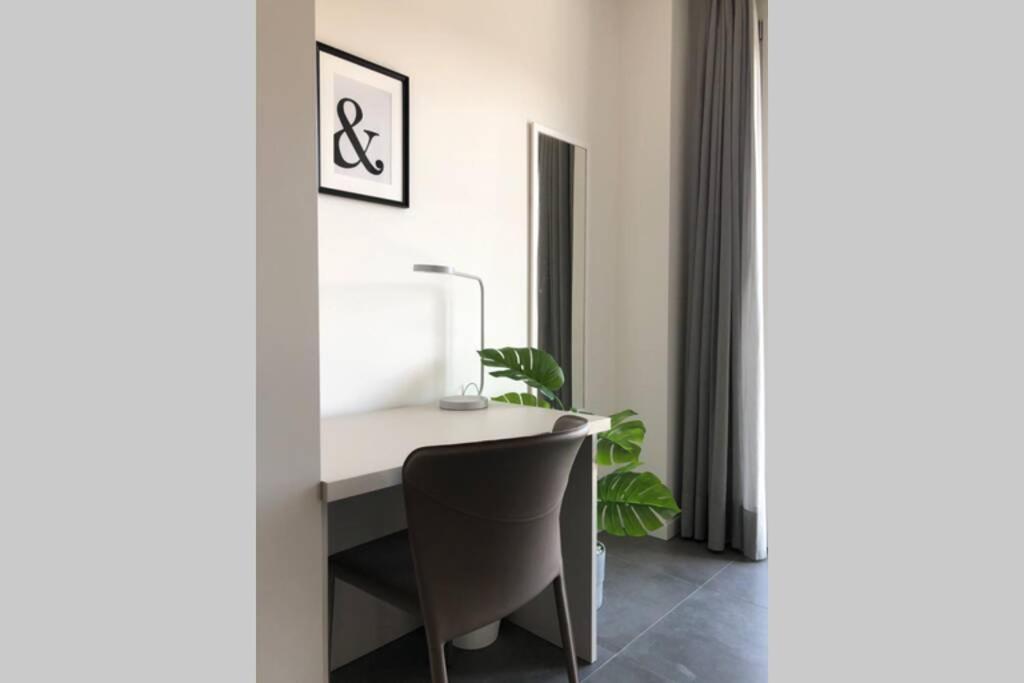 *Central Lakeside Apt*Swimming Pool & Free Parking 페스키에라델가르다 외부 사진