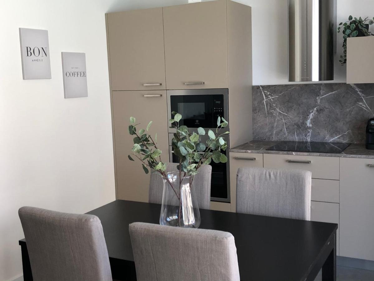 *Central Lakeside Apt*Swimming Pool & Free Parking 페스키에라델가르다 외부 사진